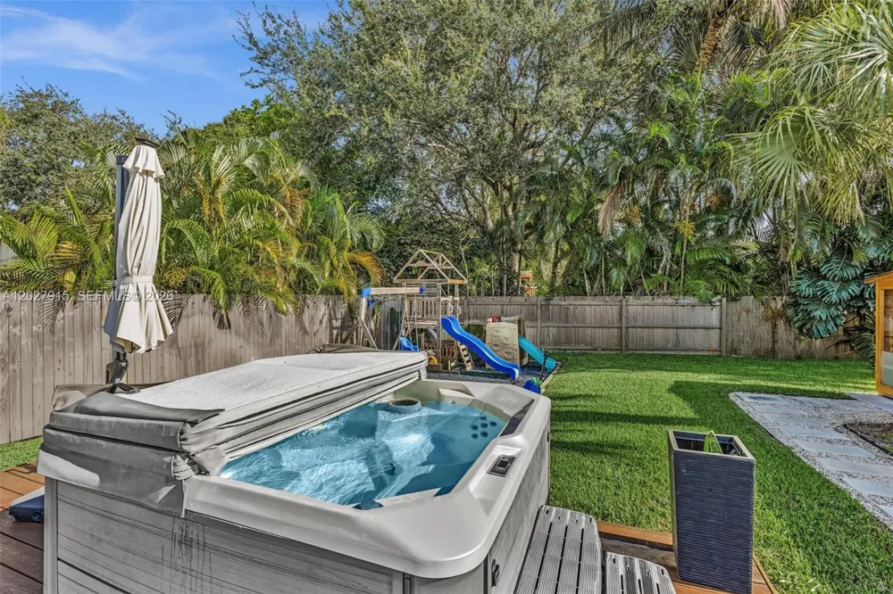 8101 W Lake Dr Lake Clarke Shores, FL 33406