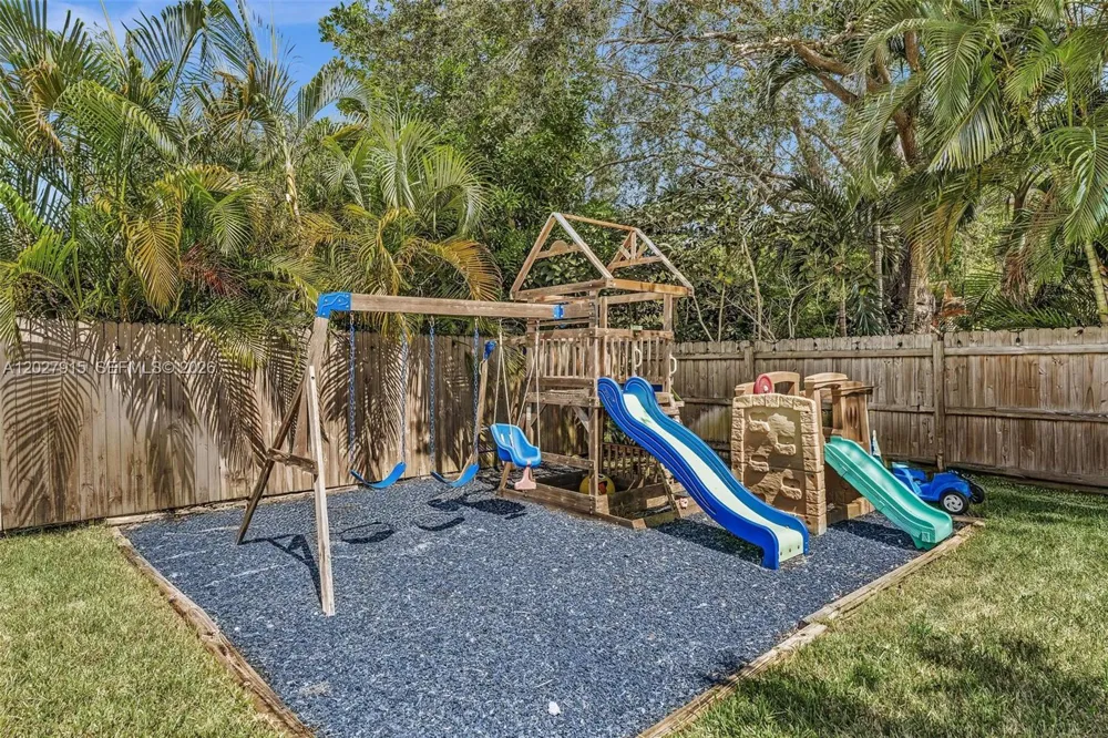 8101 W Lake Dr Lake Clarke Shores, FL 33406