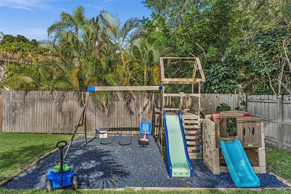 8101 W Lake Dr Lake Clarke Shores, FL 33406
