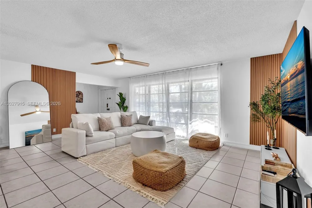 8101 W Lake Dr Lake Clarke Shores, FL 33406
