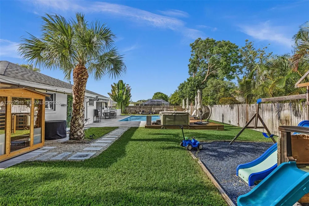 8101 W Lake Dr Lake Clarke Shores, FL 33406