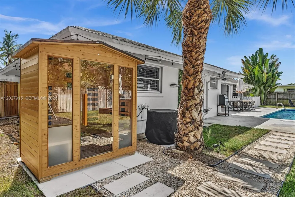 8101 W Lake Dr Lake Clarke Shores, FL 33406
