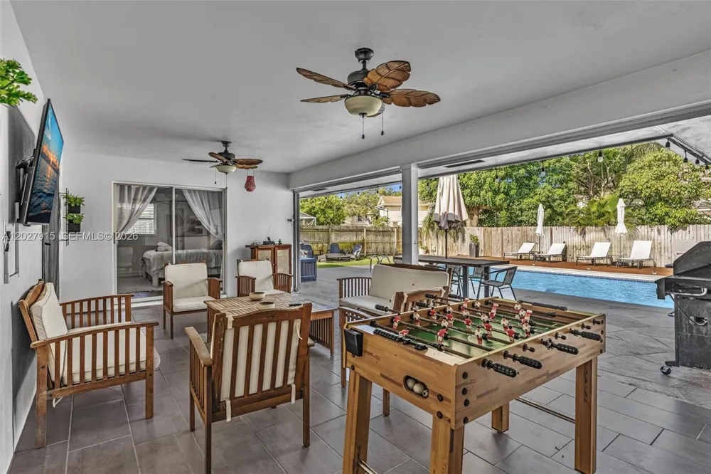 8101 W Lake Dr Lake Clarke Shores, FL 33406