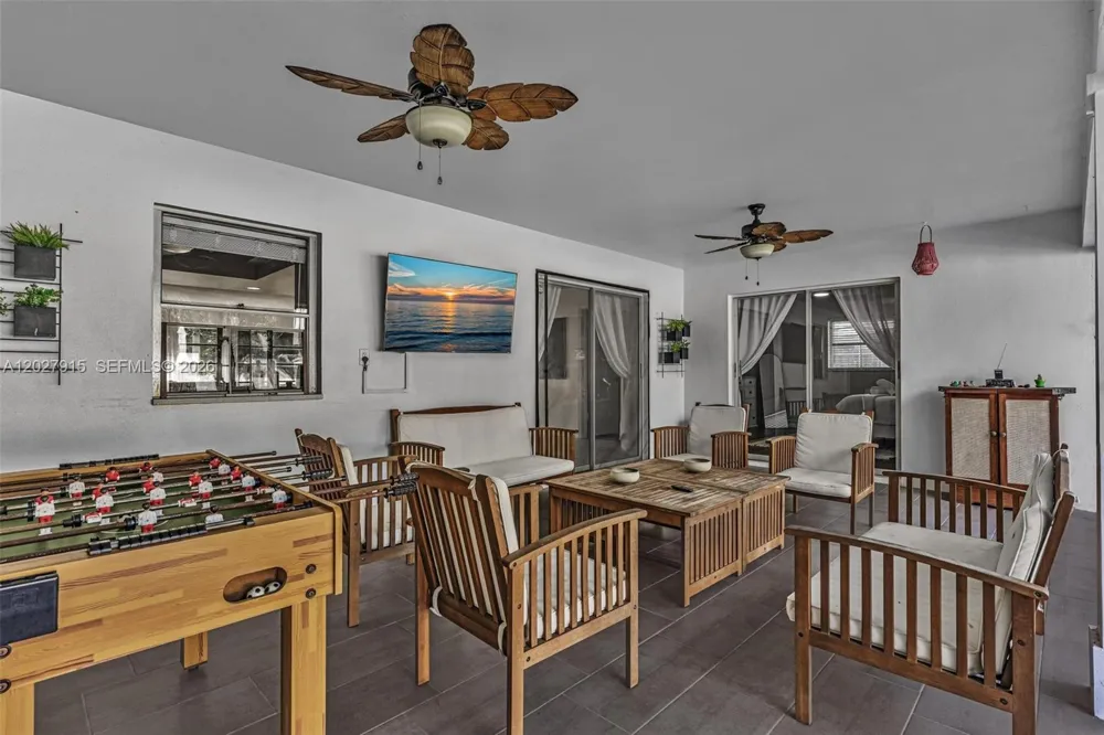 8101 W Lake Dr Lake Clarke Shores, FL 33406