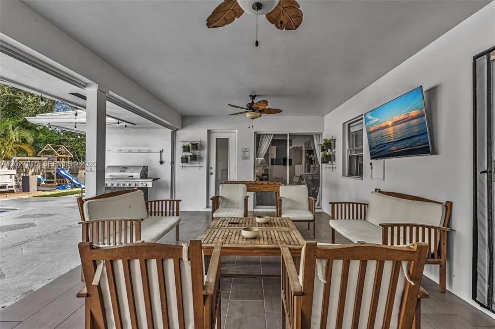 8101 W Lake Dr Lake Clarke Shores, FL 33406