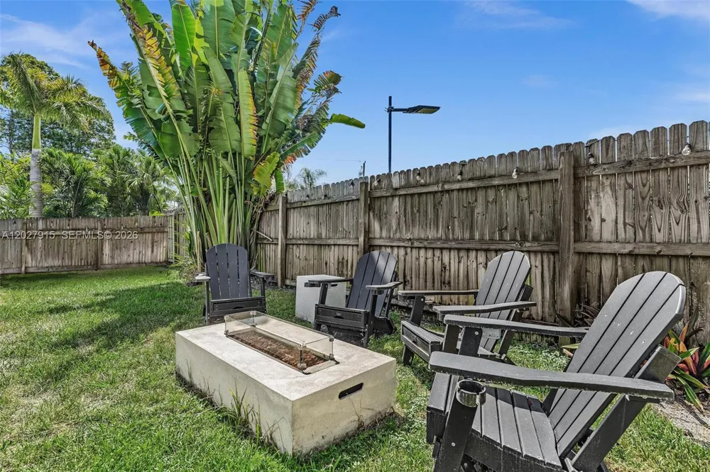 8101 W Lake Dr Lake Clarke Shores, FL 33406