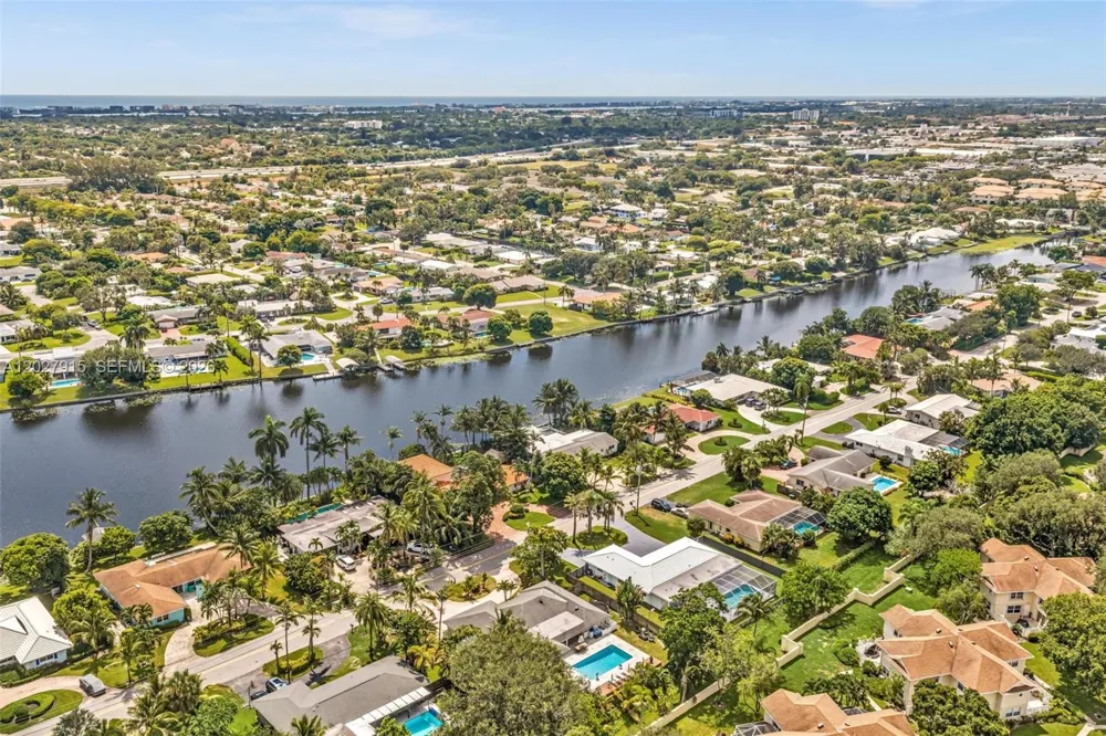 8101 W Lake Dr Lake Clarke Shores, FL 33406