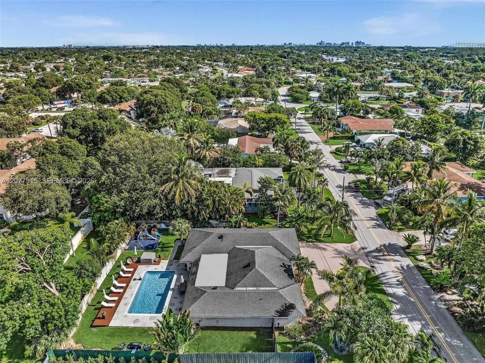 8101 W Lake Dr Lake Clarke Shores, FL 33406