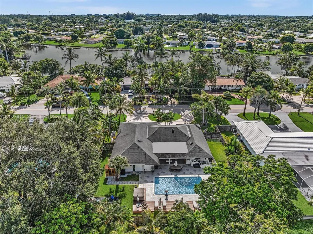 8101 W Lake Dr Lake Clarke Shores, FL 33406
