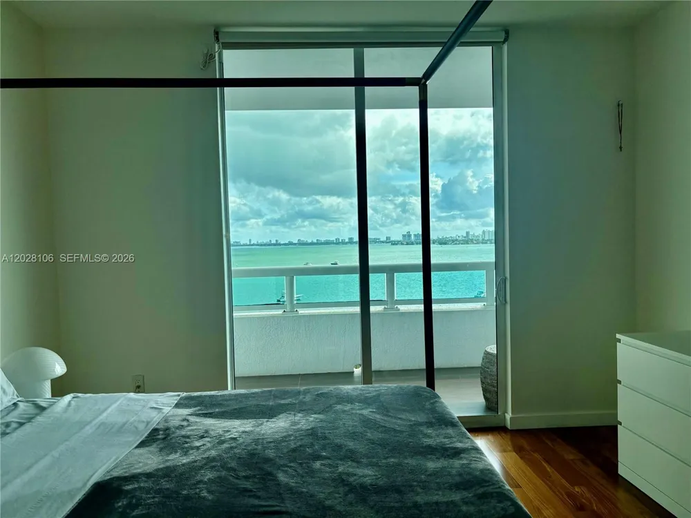 1800 Bayshore Dr #905 Miami, FL 33132