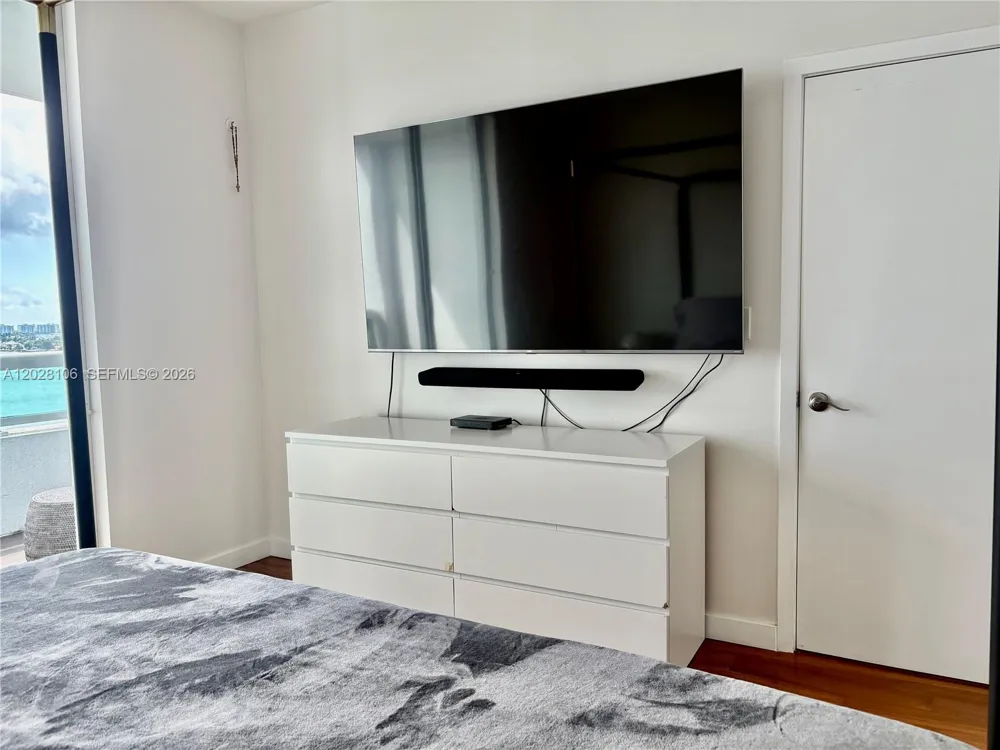 1800 Bayshore Dr #905 Miami, FL 33132