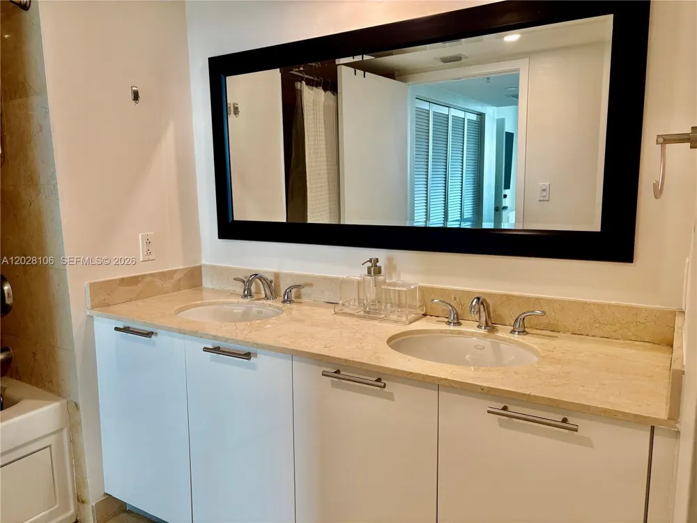 1800 Bayshore Dr #905 Miami, FL 33132