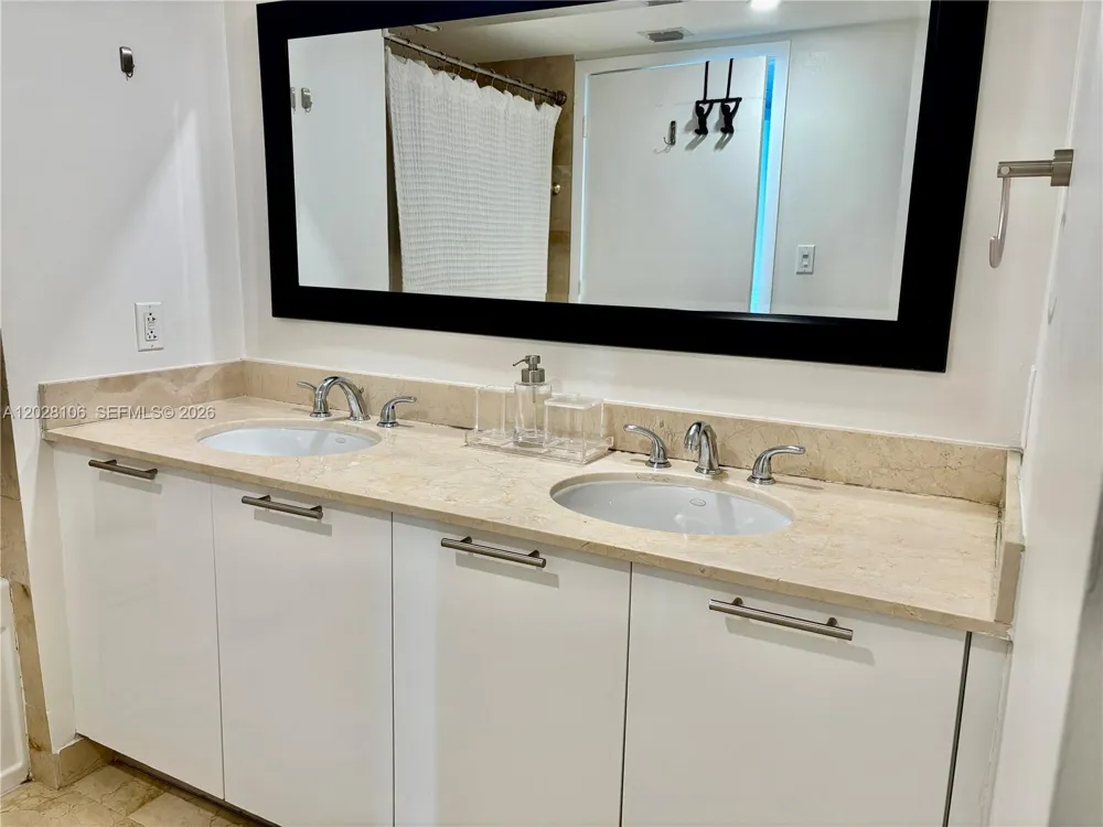 1800 Bayshore Dr #905 Miami, FL 33132