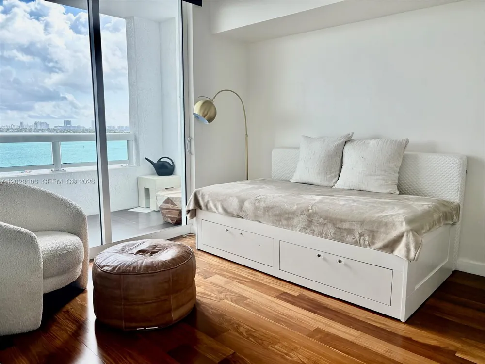 1800 Bayshore Dr #905 Miami, FL 33132