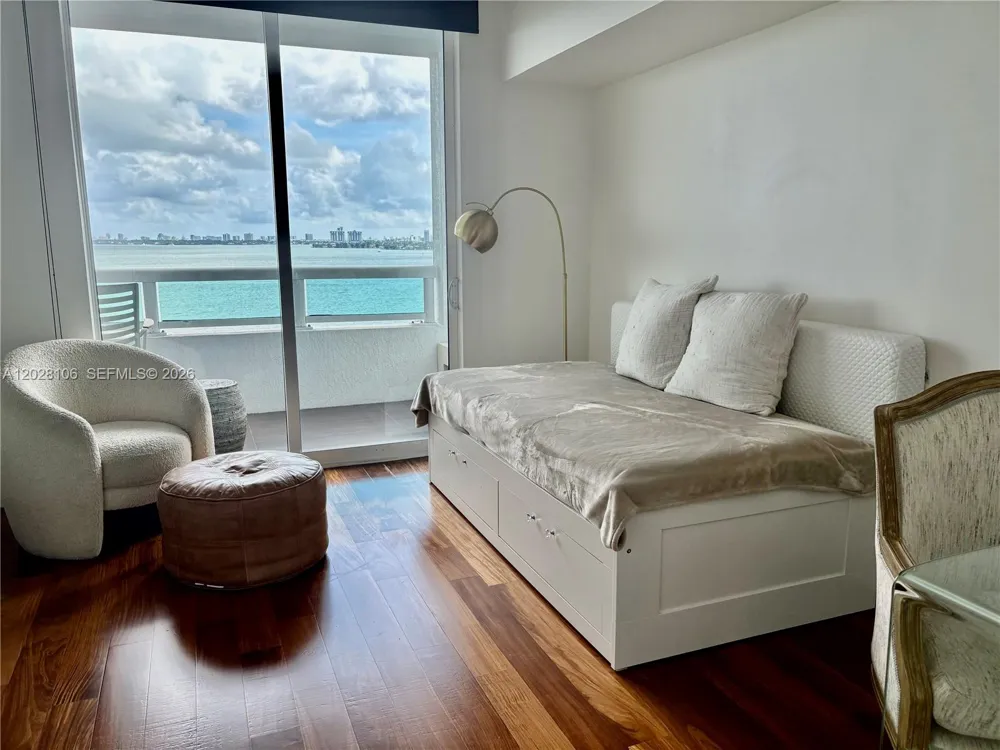 1800 Bayshore Dr #905 Miami, FL 33132