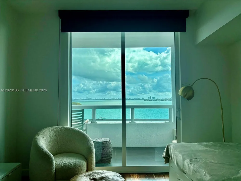 1800 Bayshore Dr #905 Miami, FL 33132