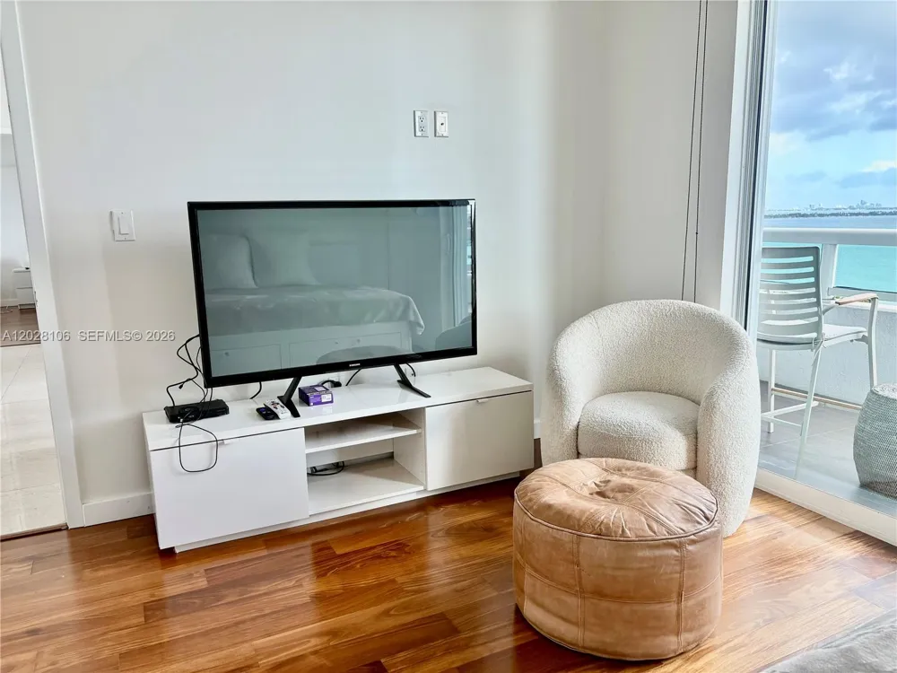1800 Bayshore Dr #905 Miami, FL 33132