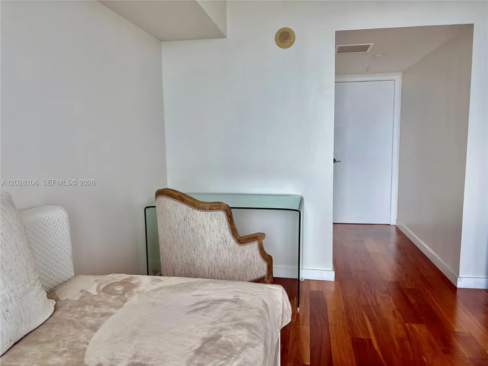 1800 Bayshore Dr #905 Miami, FL 33132