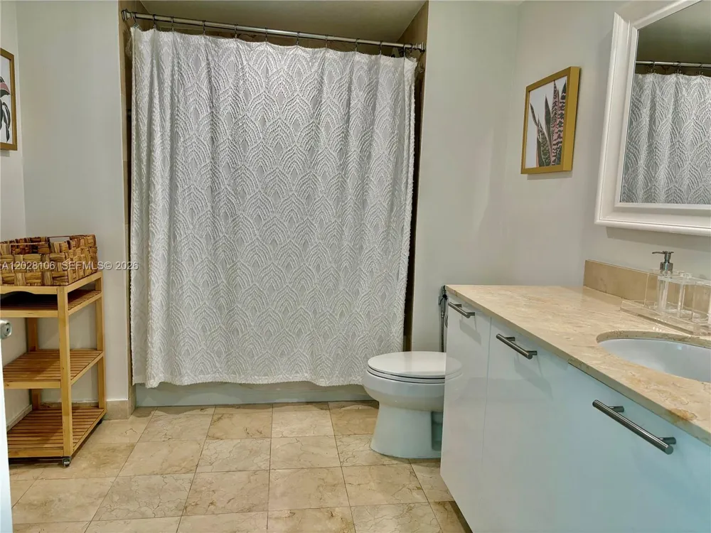 1800 Bayshore Dr #905 Miami, FL 33132