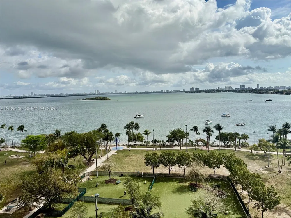 1800 Bayshore Dr #905 Miami, FL 33132