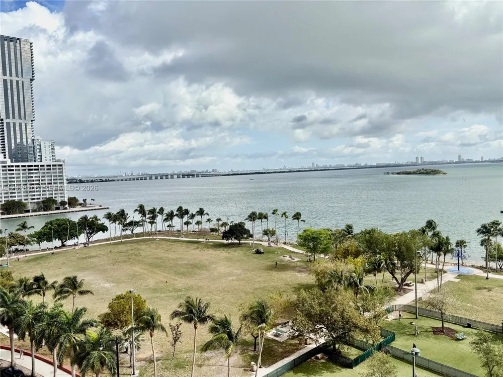 1800 Bayshore Dr #905 Miami, FL 33132