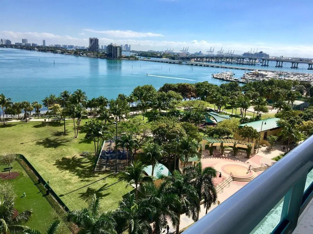 1800 Bayshore Dr #905 Miami, FL 33132