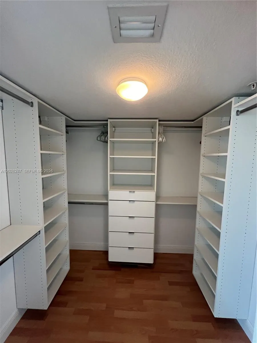 1800 Bayshore Dr #2310 Miami, FL 33132