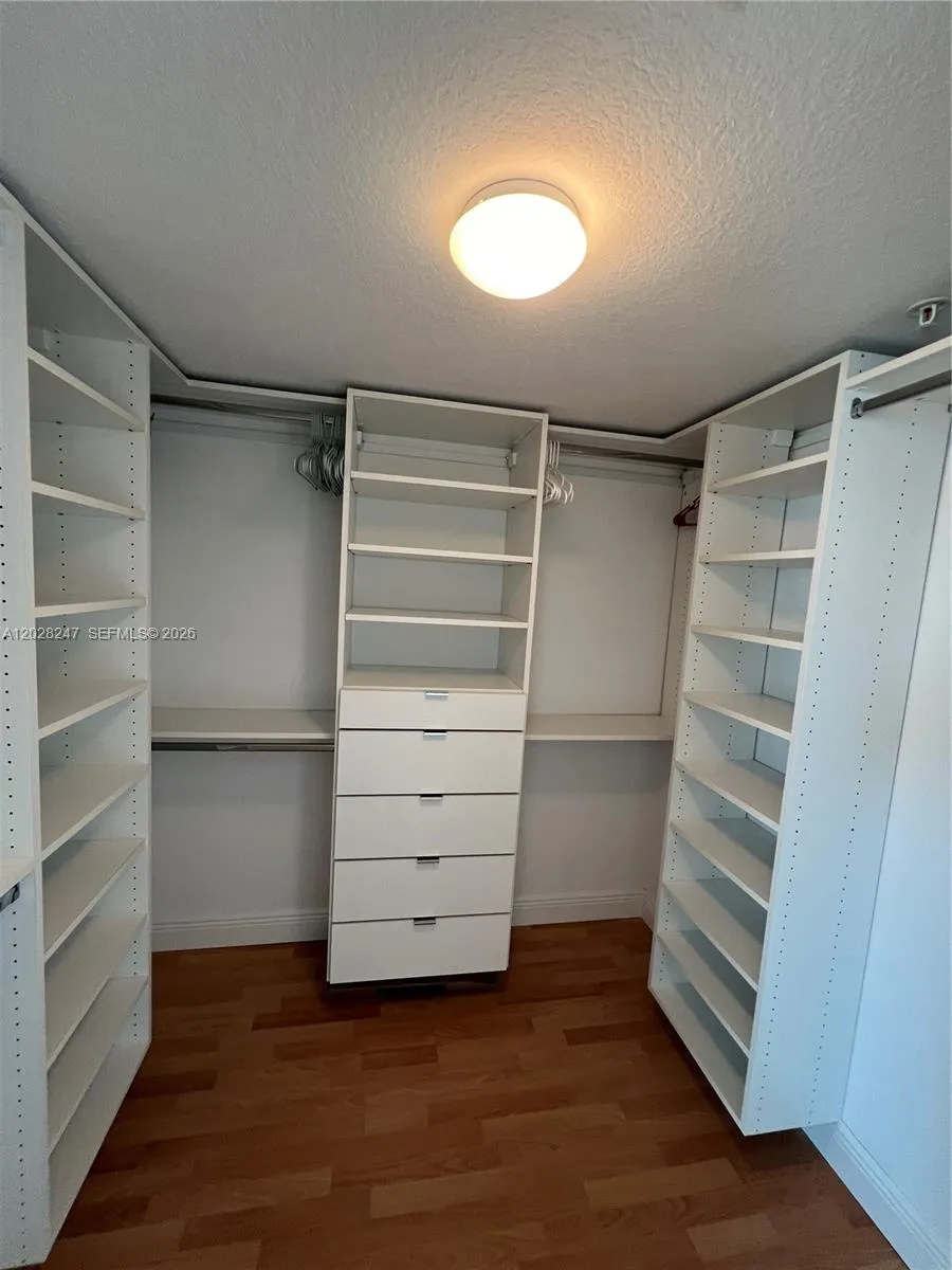 1800 Bayshore Dr #2310 Miami, FL 33132