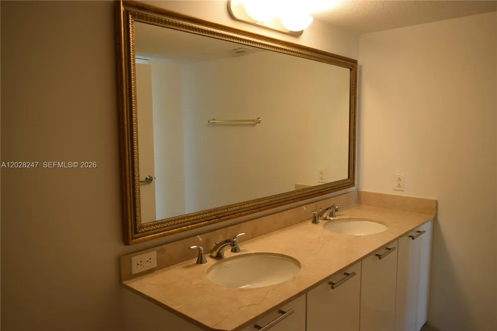 1800 Bayshore Dr #2310 Miami, FL 33132