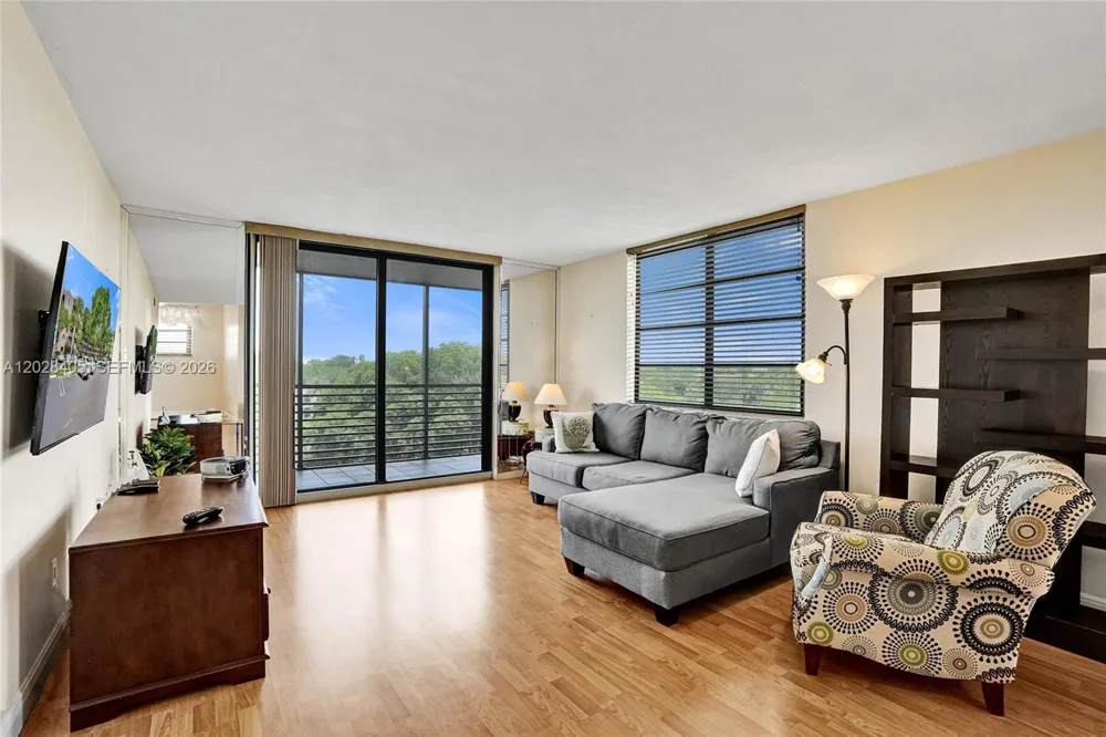 901 Colony Point Cir #501 Pembroke Pines, FL 33026