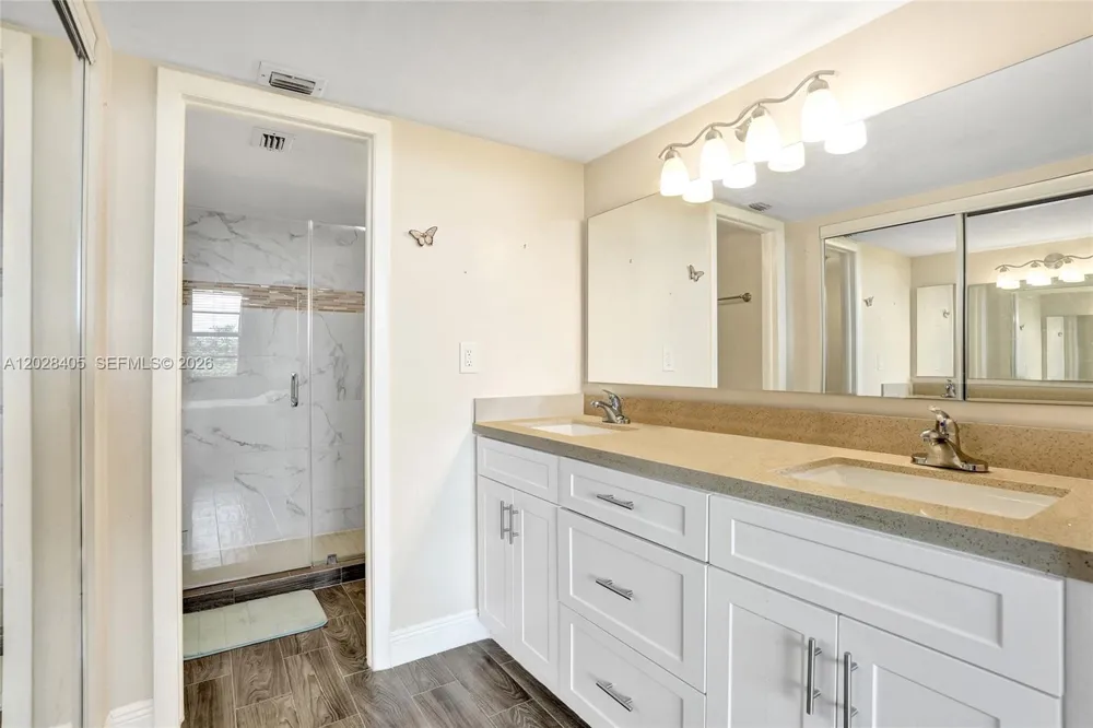 901 Colony Point Cir #501 Pembroke Pines, FL 33026