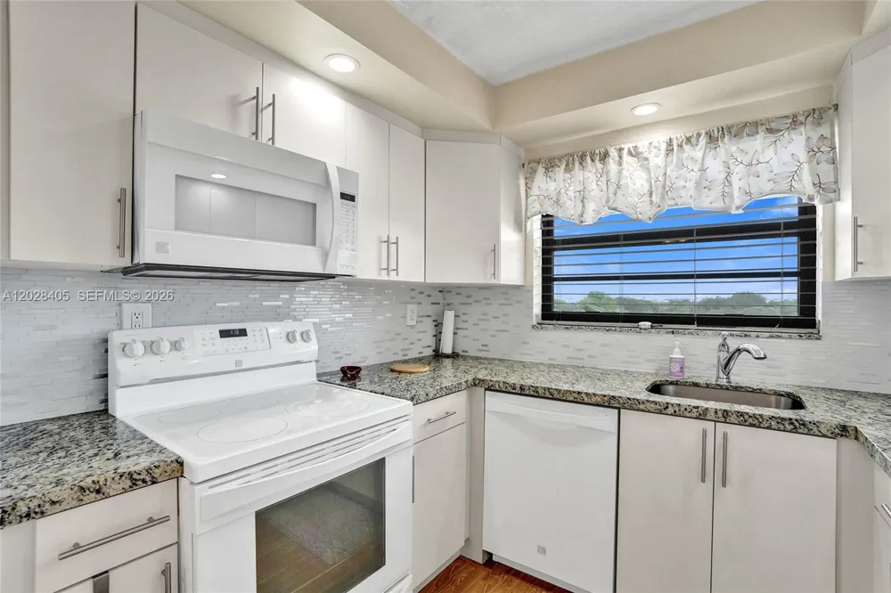 901 Colony Point Cir #501 Pembroke Pines, FL 33026