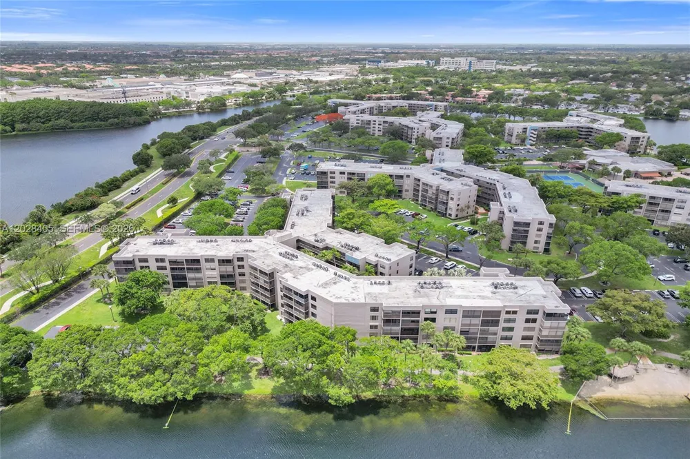 901 Colony Point Cir #501 Pembroke Pines, FL 33026