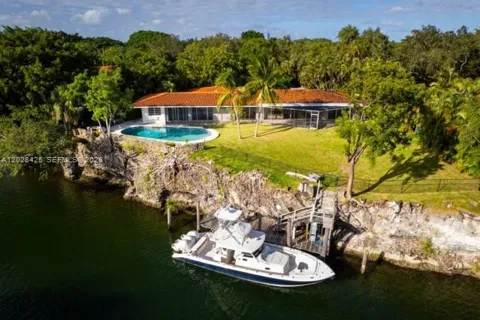 230 Edgewater Dr