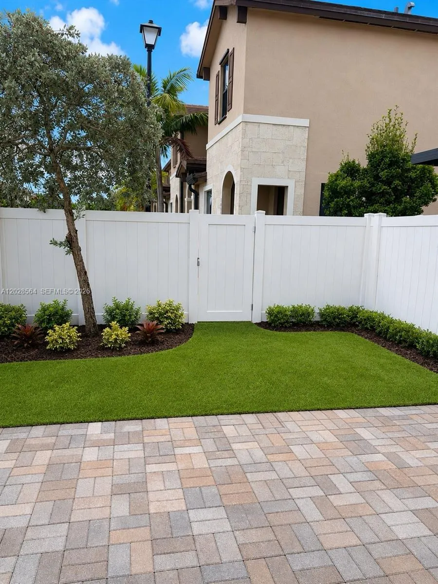 3368 W 105th Ter Hialeah, FL 33018