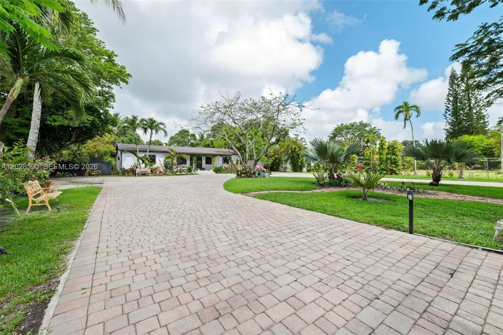 13700 Miami Ave Miami, FL 33168