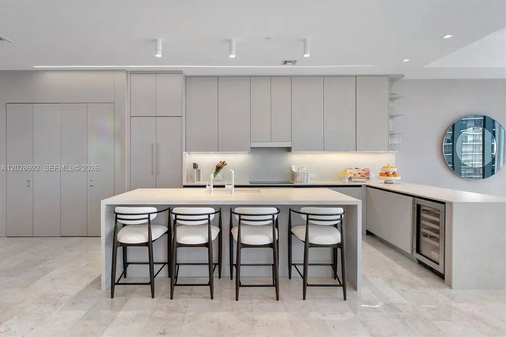 88 SW 7th St #4001 Miami, FL 33130
