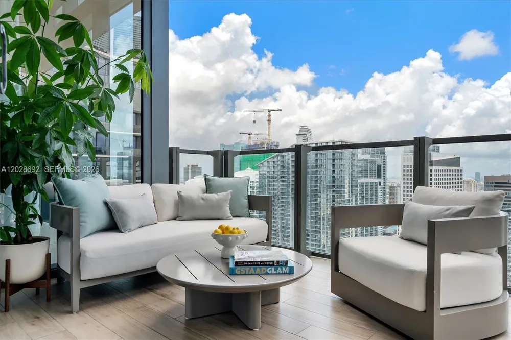 88 SW 7th St #4001 Miami, FL 33130