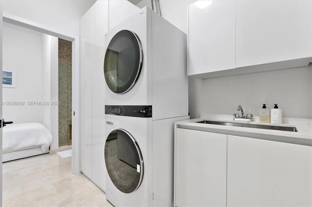 88 SW 7th St #4001 Miami, FL 33130