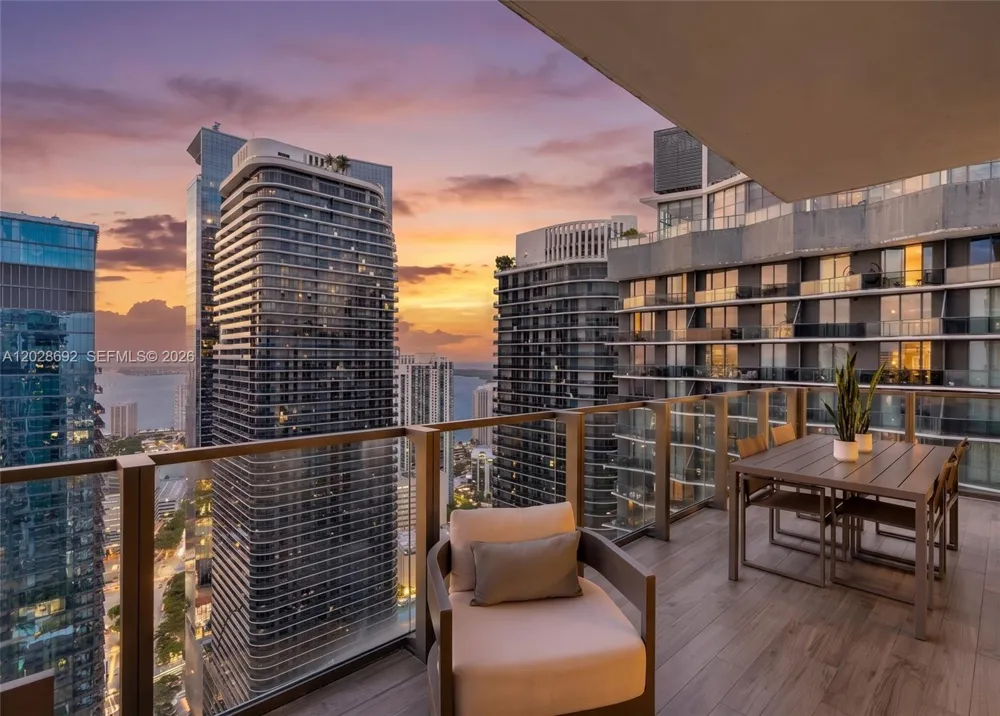 88 SW 7th St #4001 Miami, FL 33130