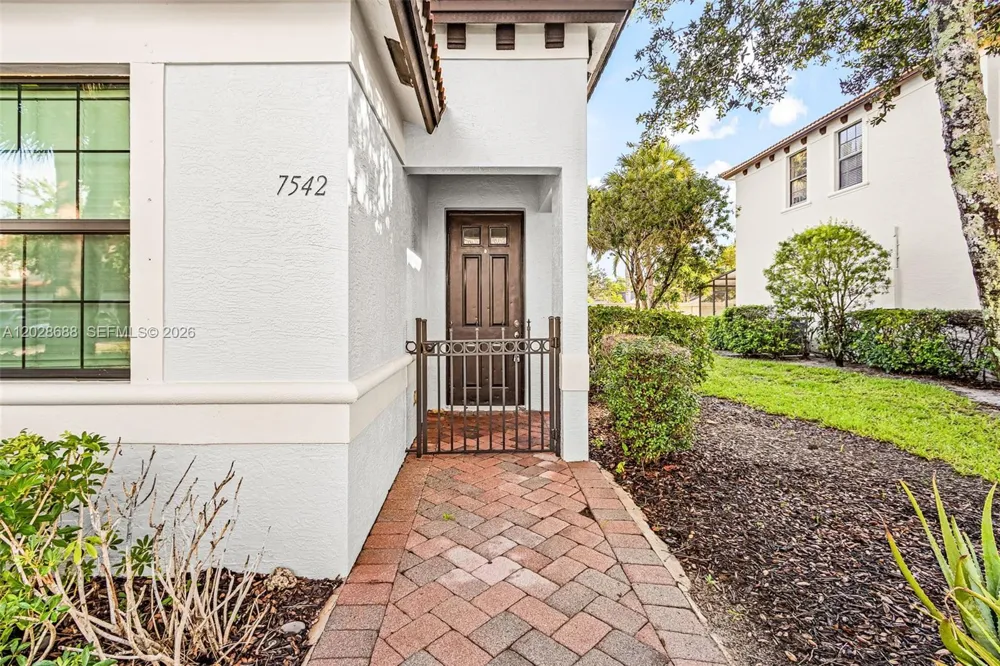 7542 Bristol Cir Naples, FL 34120