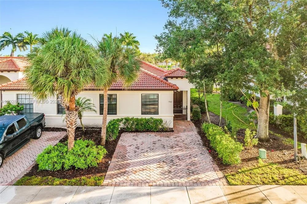 7542 Bristol Cir Naples, FL 34120