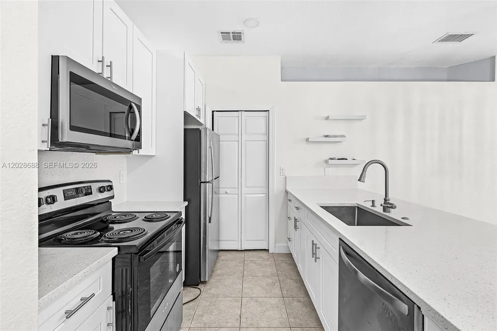 7542 Bristol Cir Naples, FL 34120