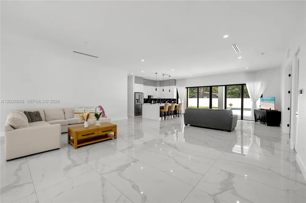 152 NW 165th St Miami, FL 33169