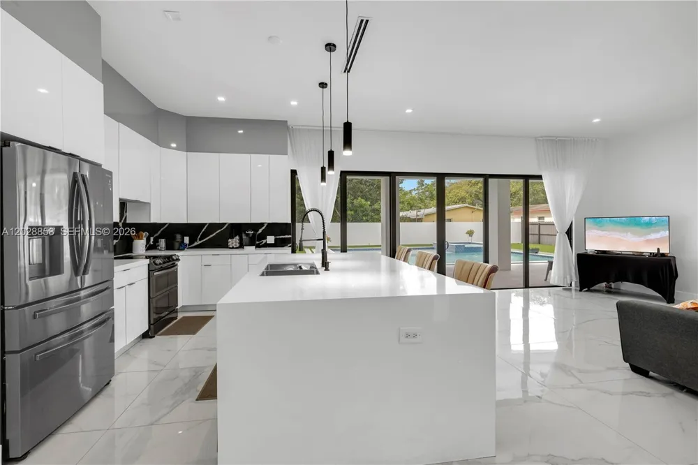 152 NW 165th St Miami, FL 33169
