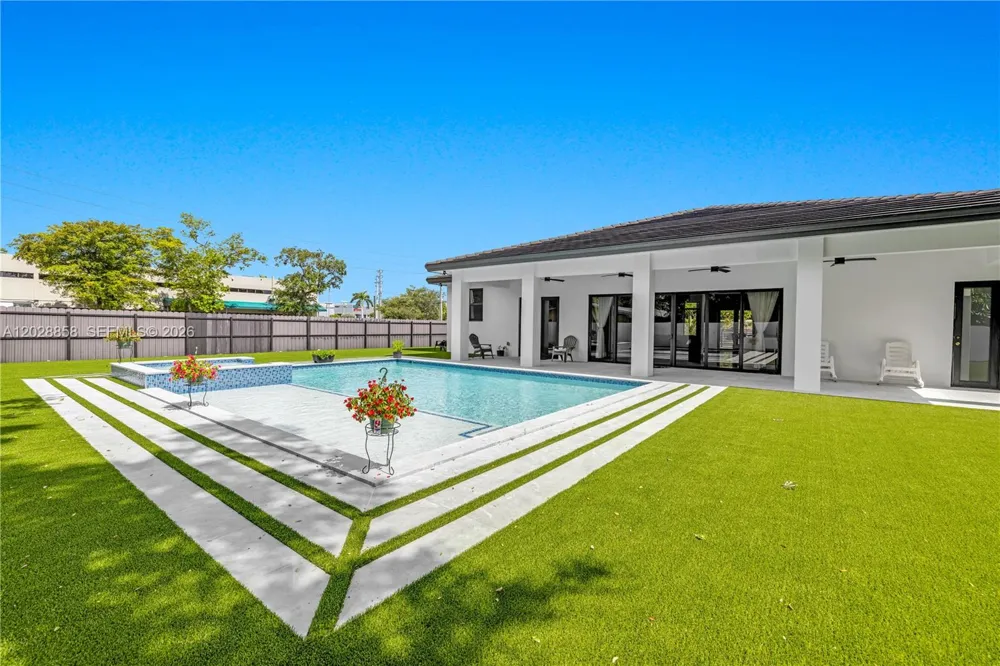 152 NW 165th St Miami, FL 33169
