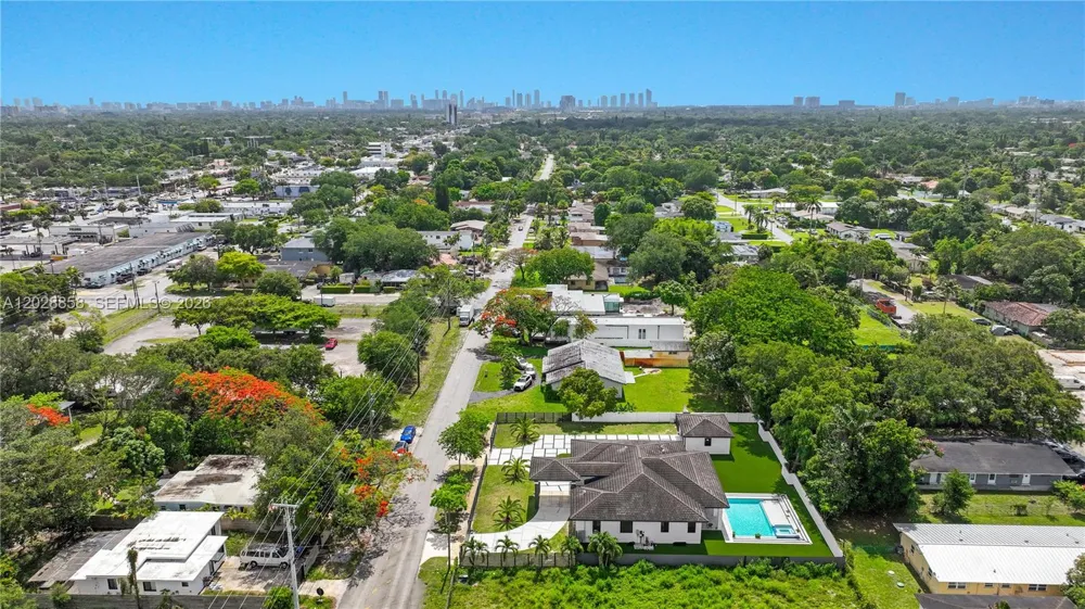 152 NW 165th St Miami, FL 33169