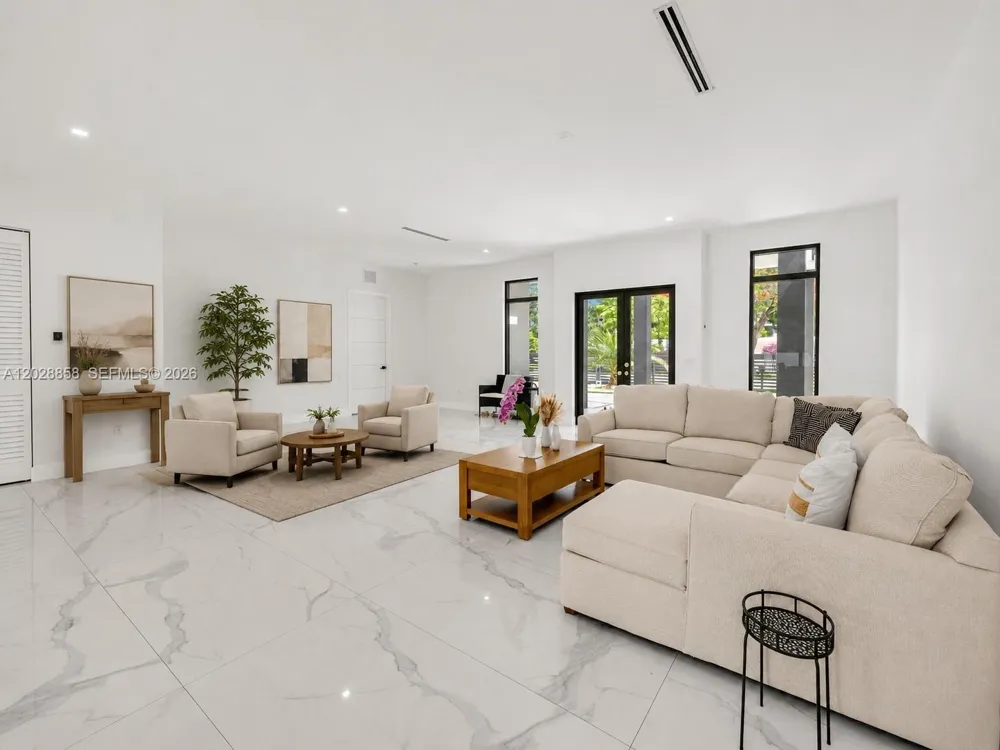 152 NW 165th St Miami, FL 33169