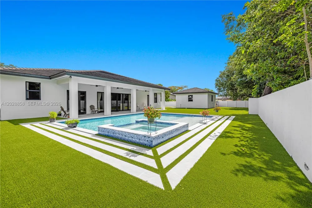 152 NW 165th St Miami, FL 33169