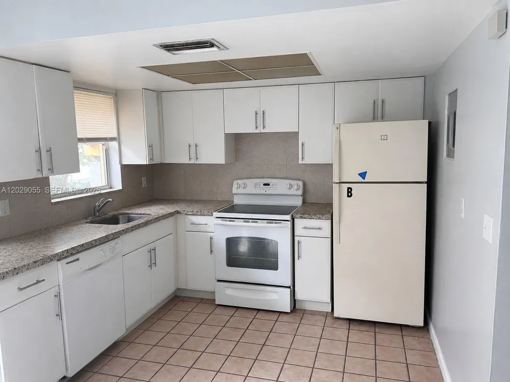 2512 NW 52nd Ave #22B Lauderhill, FL 33313